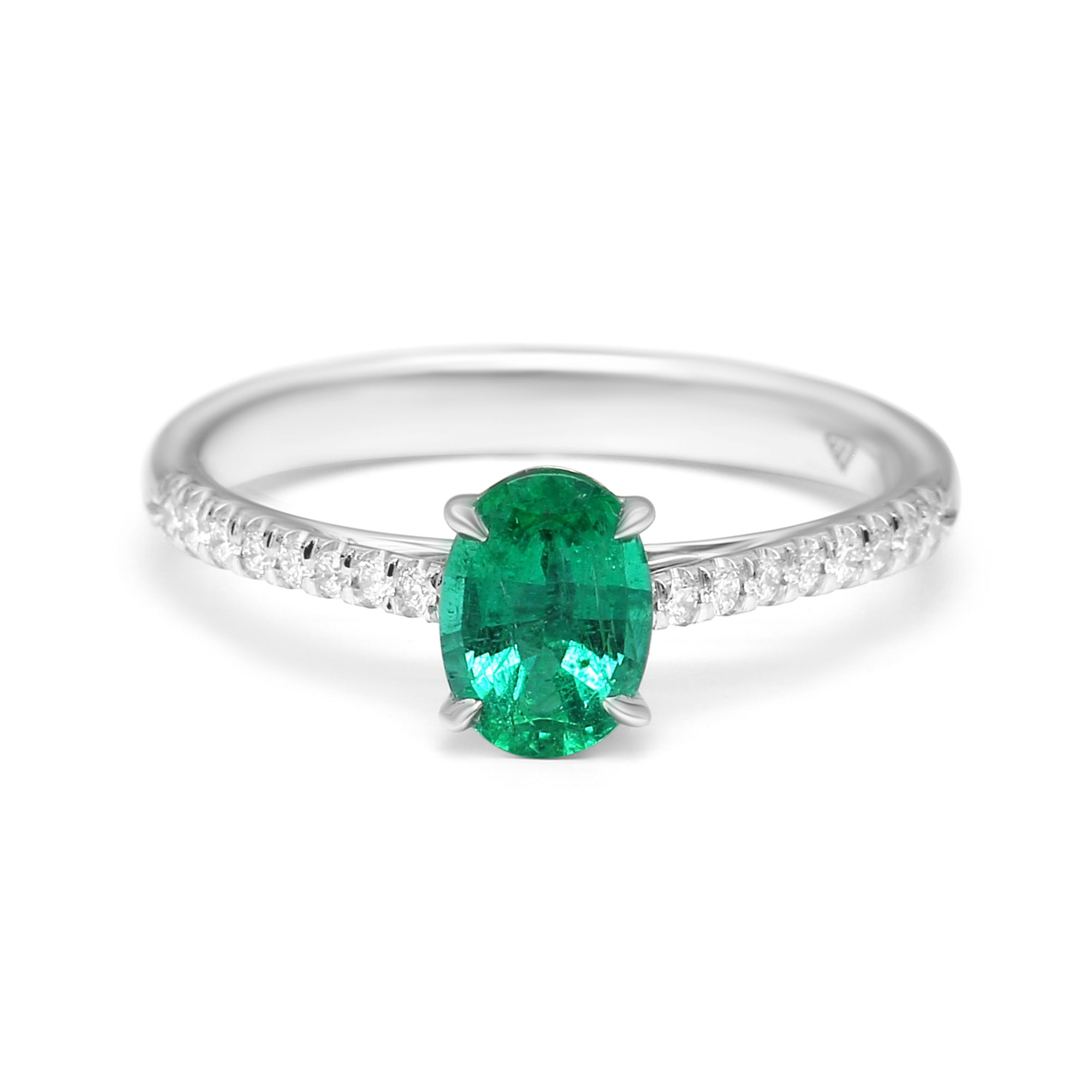 Oval-Cut Emerald - 0.92ct TW